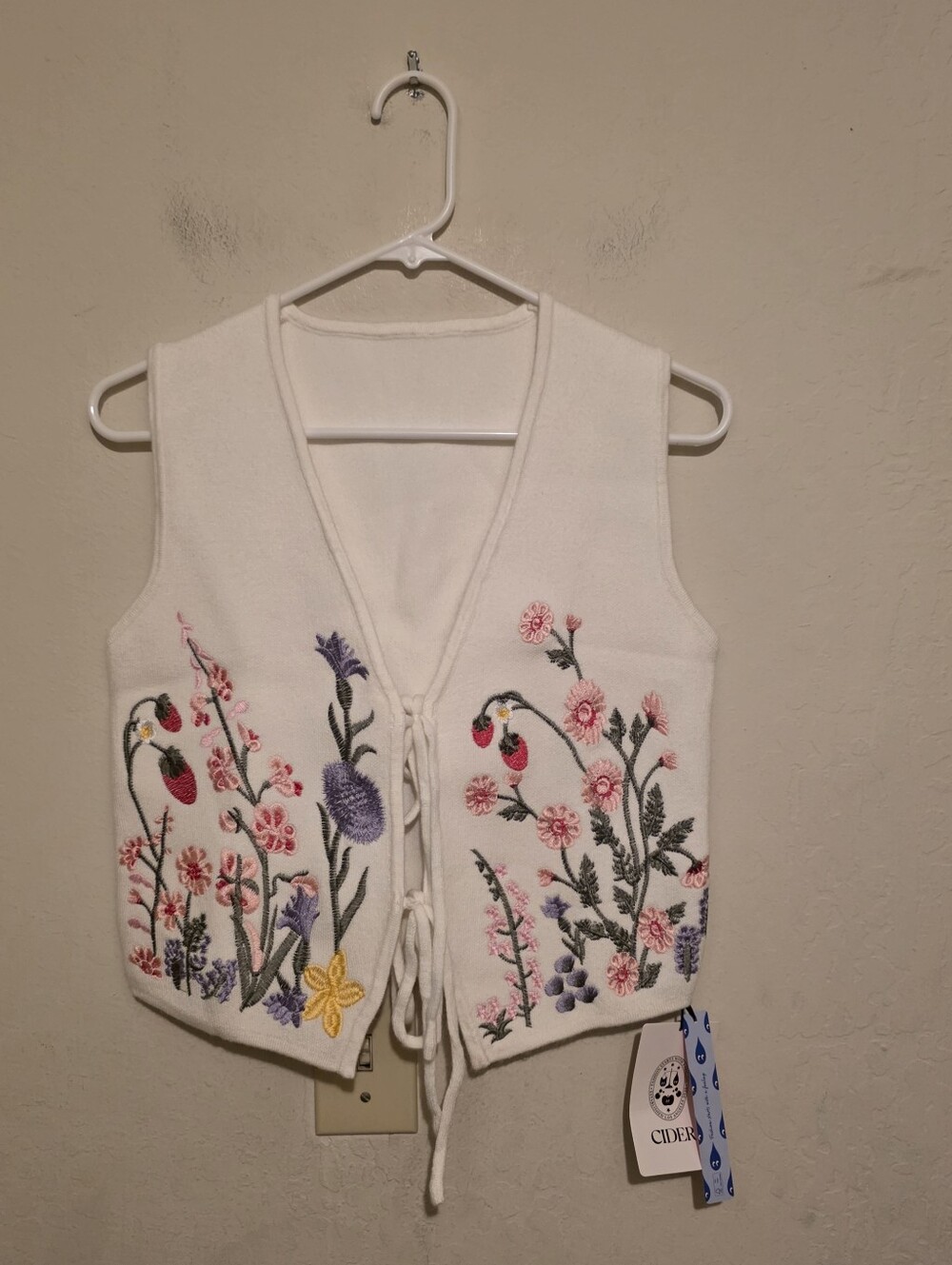 CIDER V-Neck Sleeveless Tie-Front Embroidered Floral Sweater Vest XS